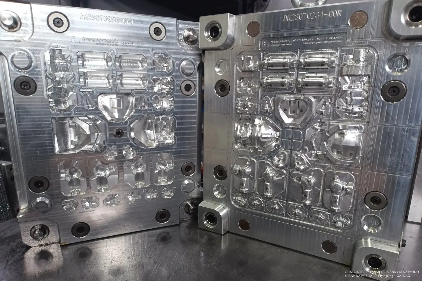 Open metal mold with cylindrical shells, angular panels and joint-like component cavities