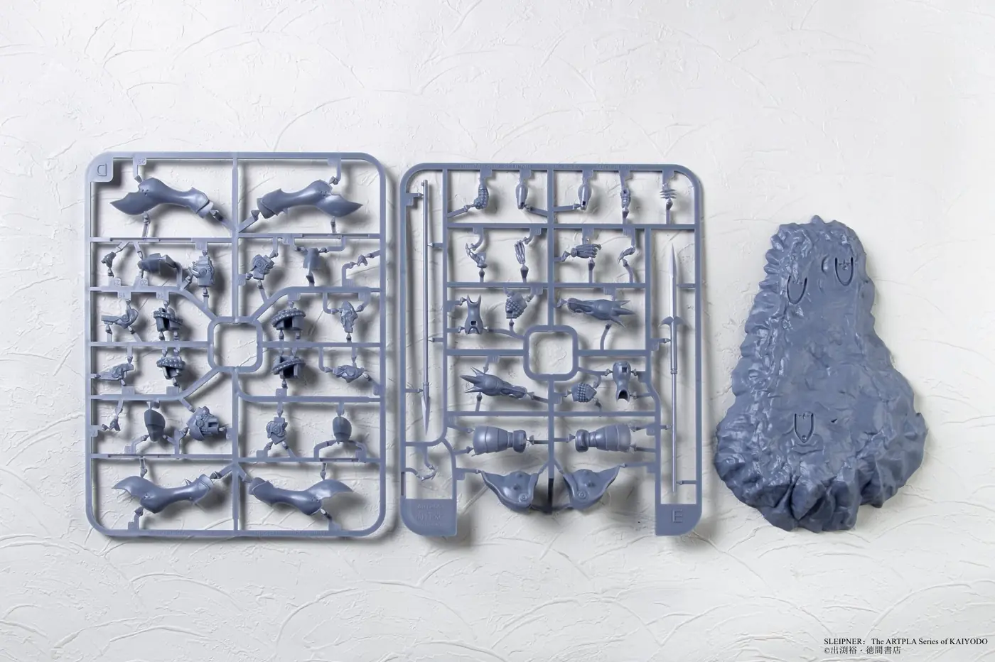 Gray molded secondary runners and textured display base for the KAIYODO ARTPLA Sleipnir model kit