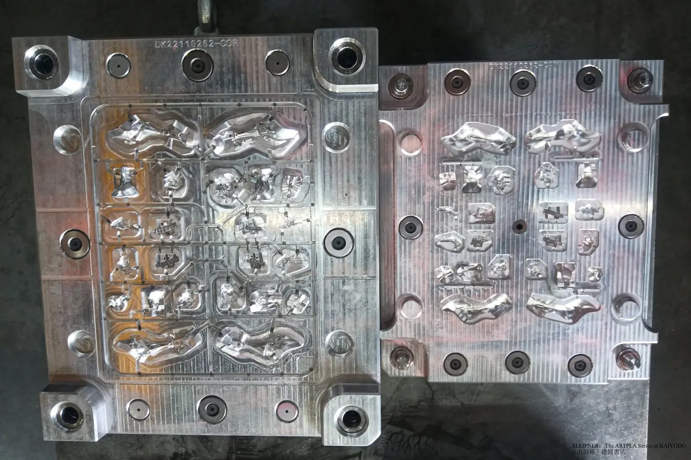 Production tooling with cavities for smaller detailed Sleipnir model components